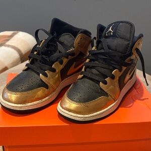 Nike Kids Sneakers Black and Gold